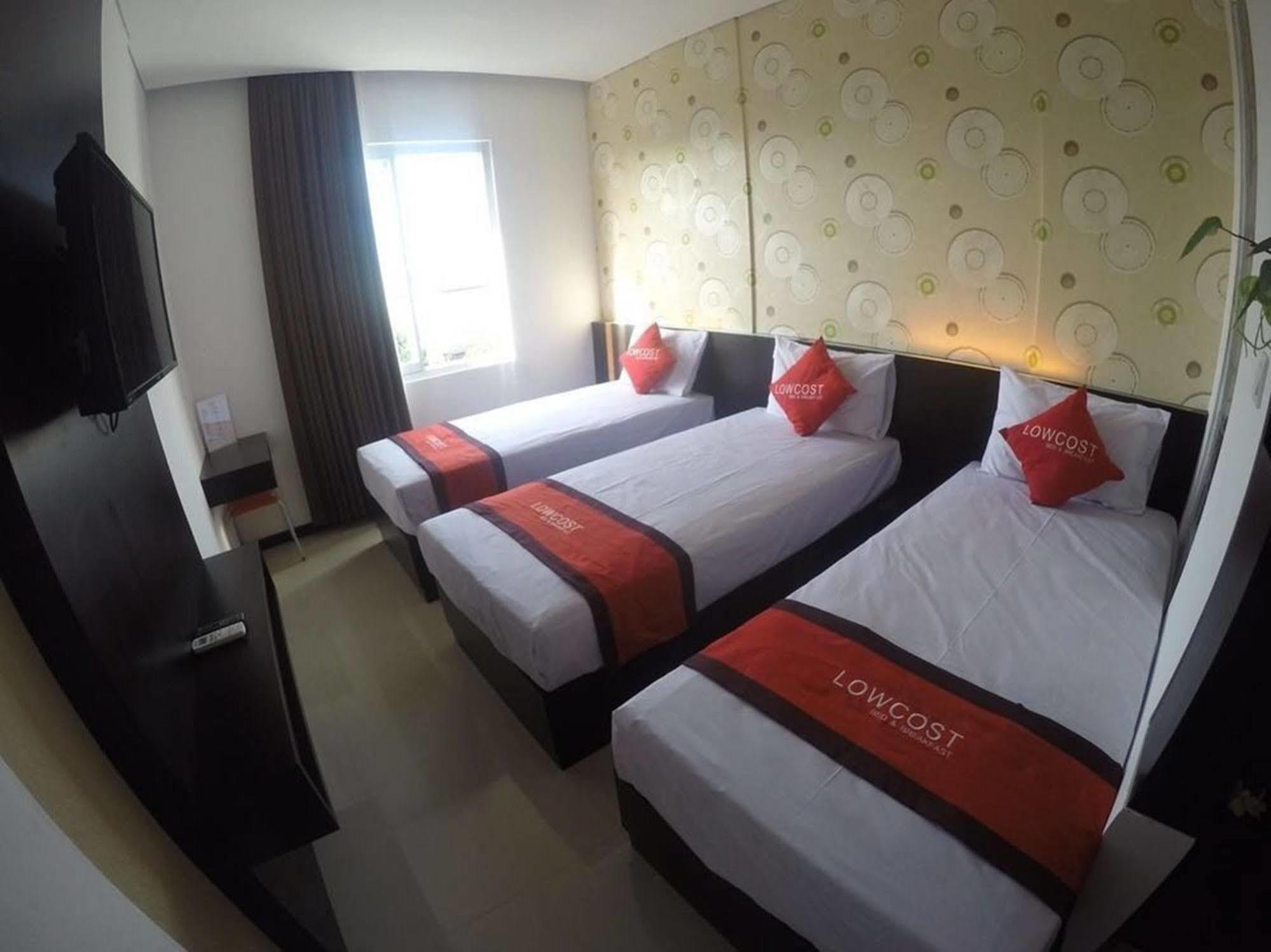 Lowcost Bed & Breakfast Jimbaran  Bagian luar foto