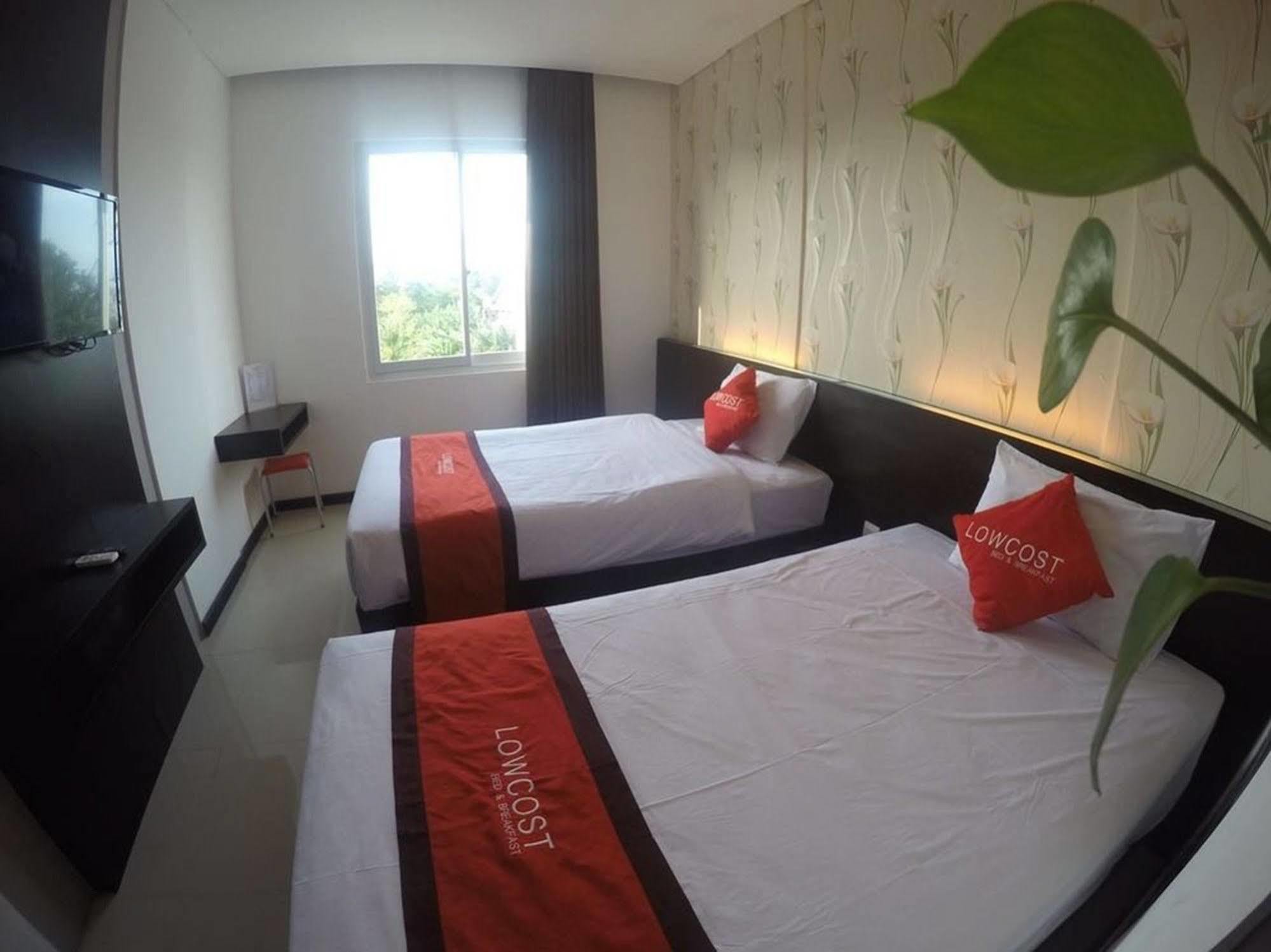 Lowcost Bed & Breakfast Jimbaran  Bagian luar foto