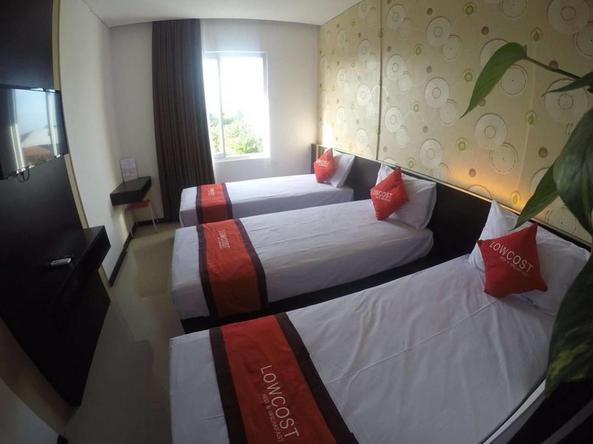 Lowcost Bed & Breakfast Jimbaran  Bagian luar foto